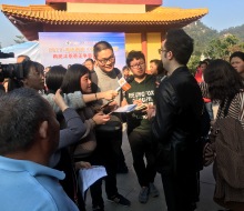 Carlo Aspri interviewed by all the medias after his amazing performance of the famous Chinese song "The Waves Of Gulangyu" at an exclusive Buddhist Temple in Xiamen city, Fujian, China. Over 5,000 spectators and medias all attended to see Carlo's performance.